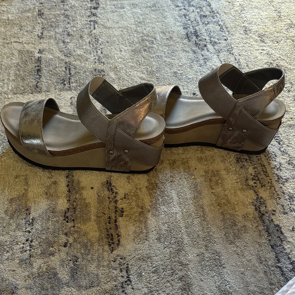 Crown Vintage Metallic Tan/Silver Double-Strap Slingback Sandals - Picture 4 of 6